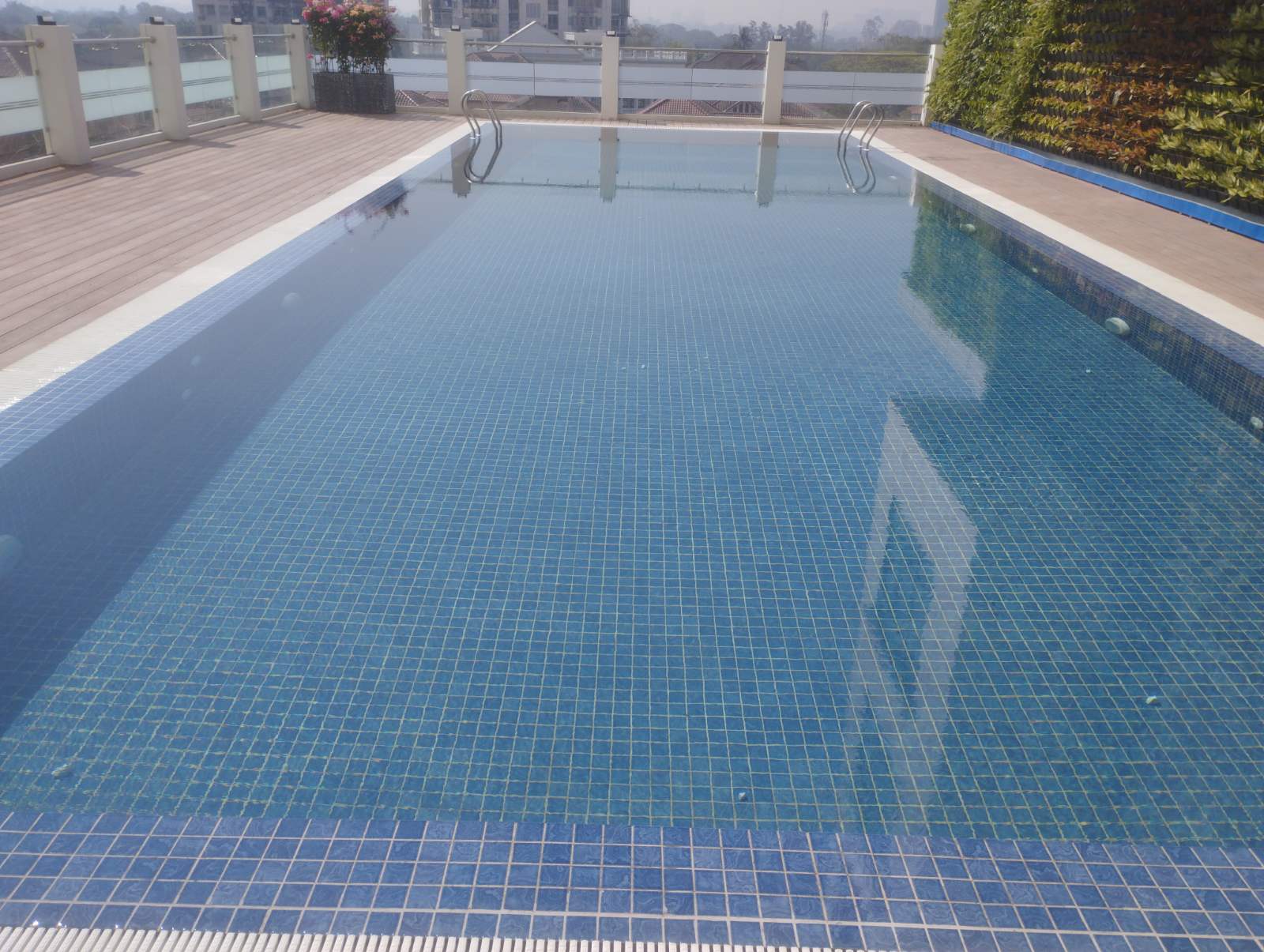 7 Mile Luxury Condominium pool 2