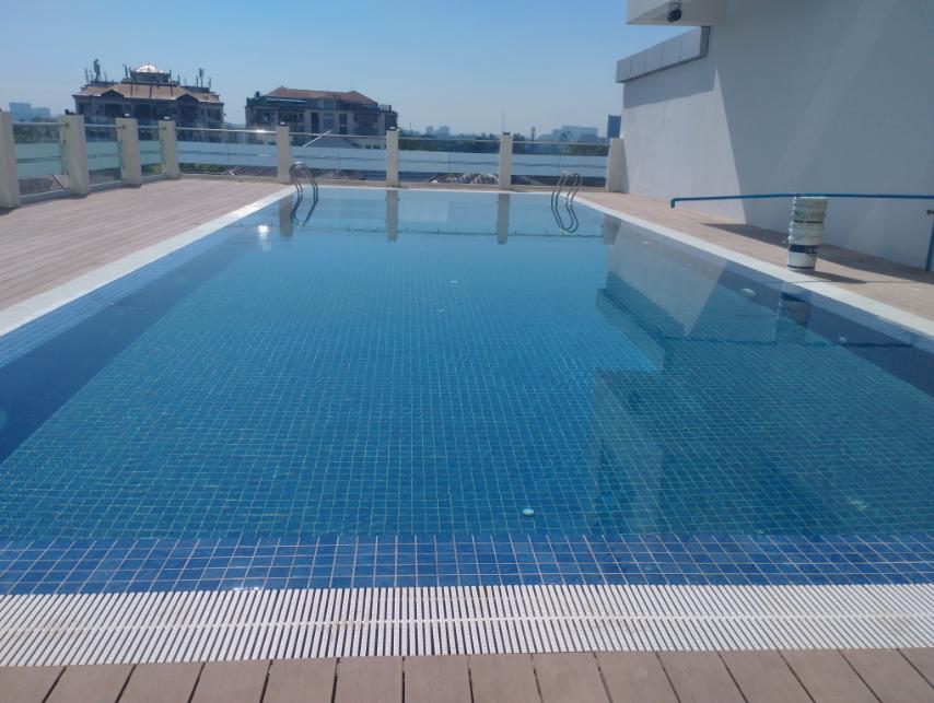 7 Mile Luxury Condominium pool 4