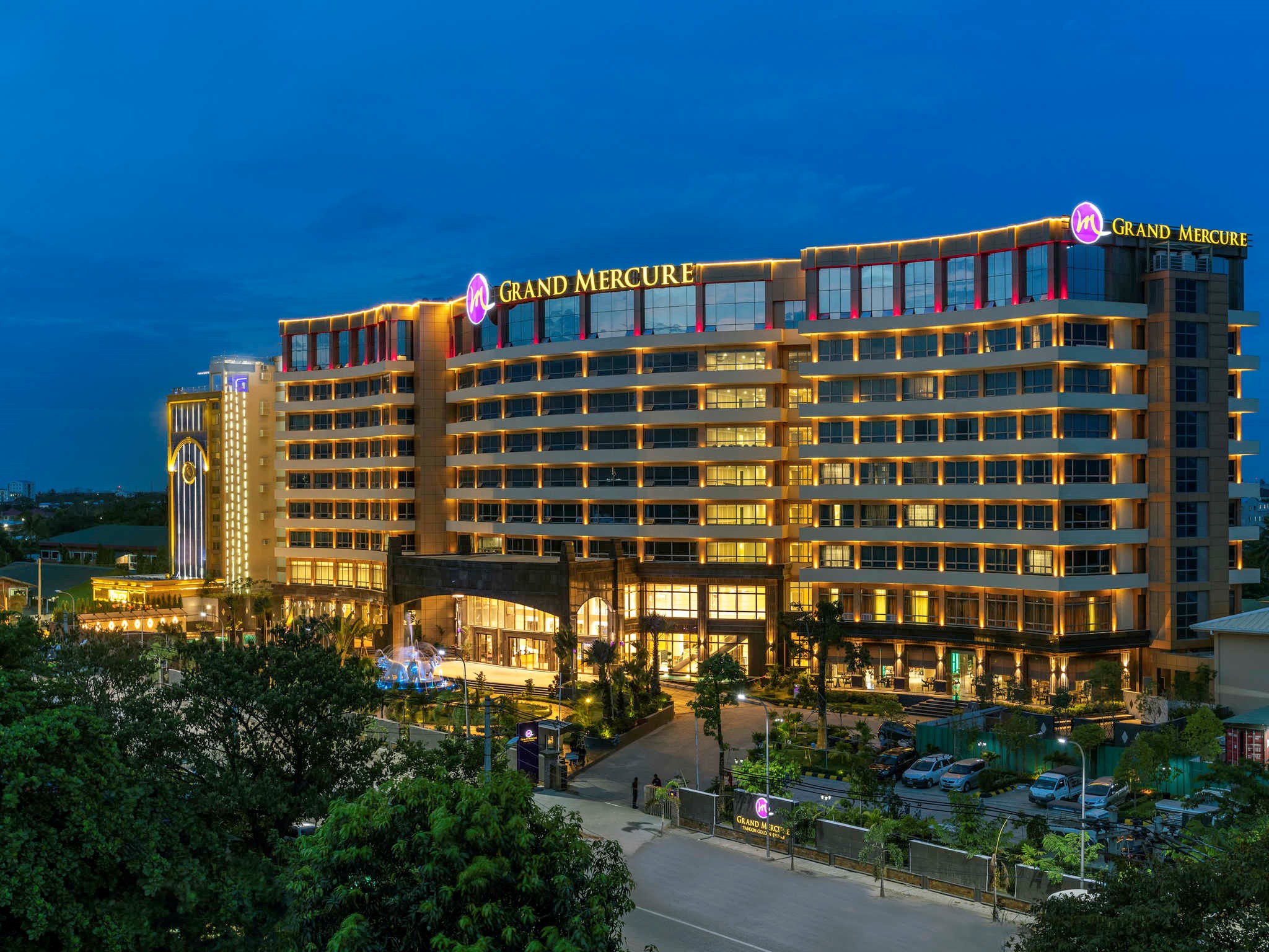 grand-mercure pool 1