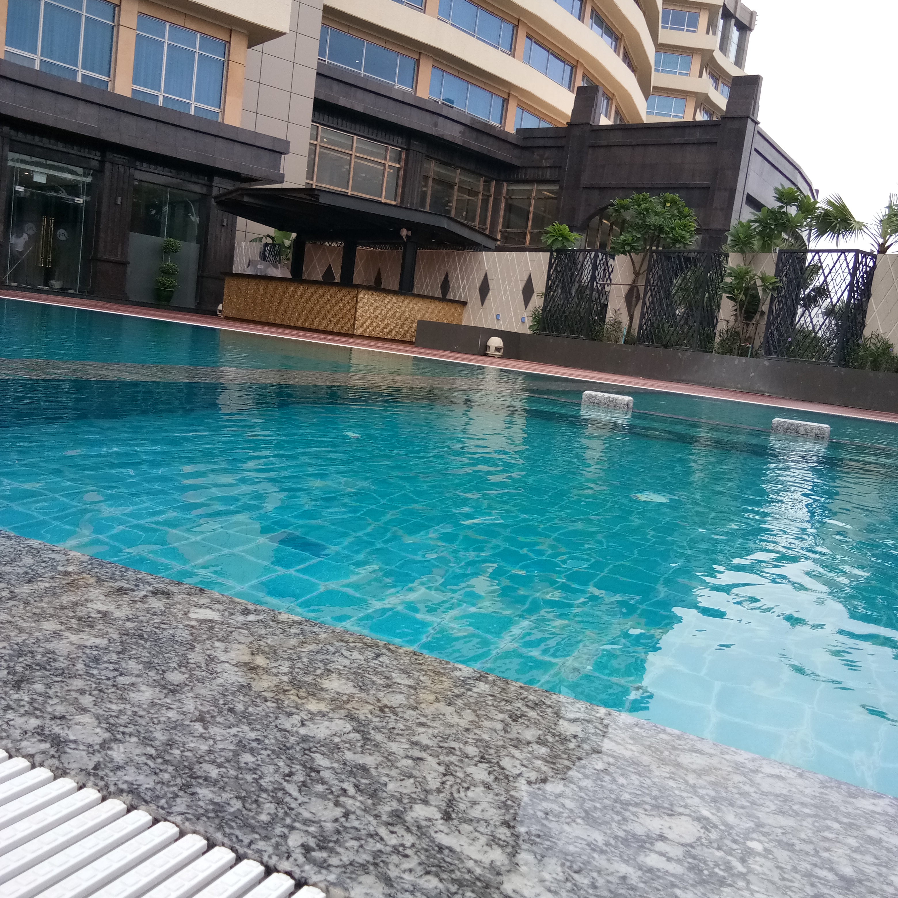 grand-mercure pool 5